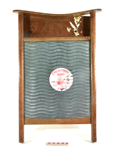 878250 Afbeelding van een wasbord dat als ritme-instrument in gebruik is geweest bij het Utrechtse muziekkorps ...